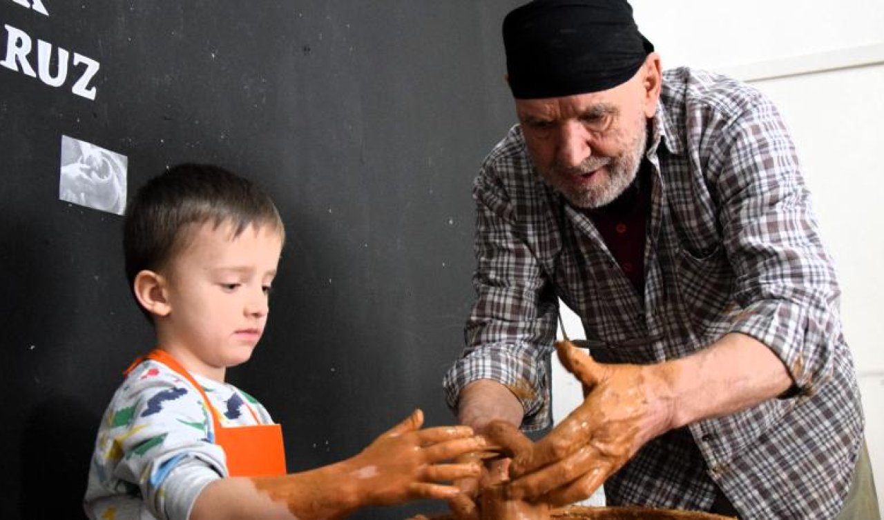 Çömlek ustası okullarda çocuklara çömlek sanatını öğretiyor