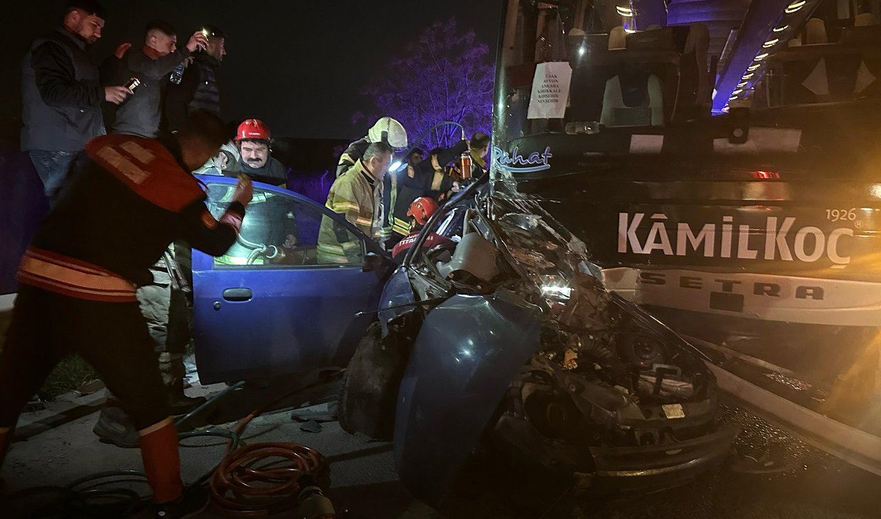  Yolcu otobüsüyle çarpışan otomobil 200 metre sürüklendi: 4 yaralı