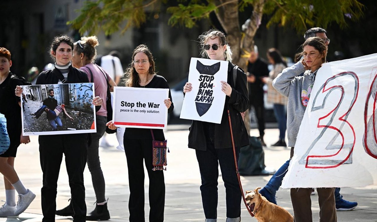 İsrail’in başkenti Tel Aviv’de savaş karşıtı gösteri düzenlendi