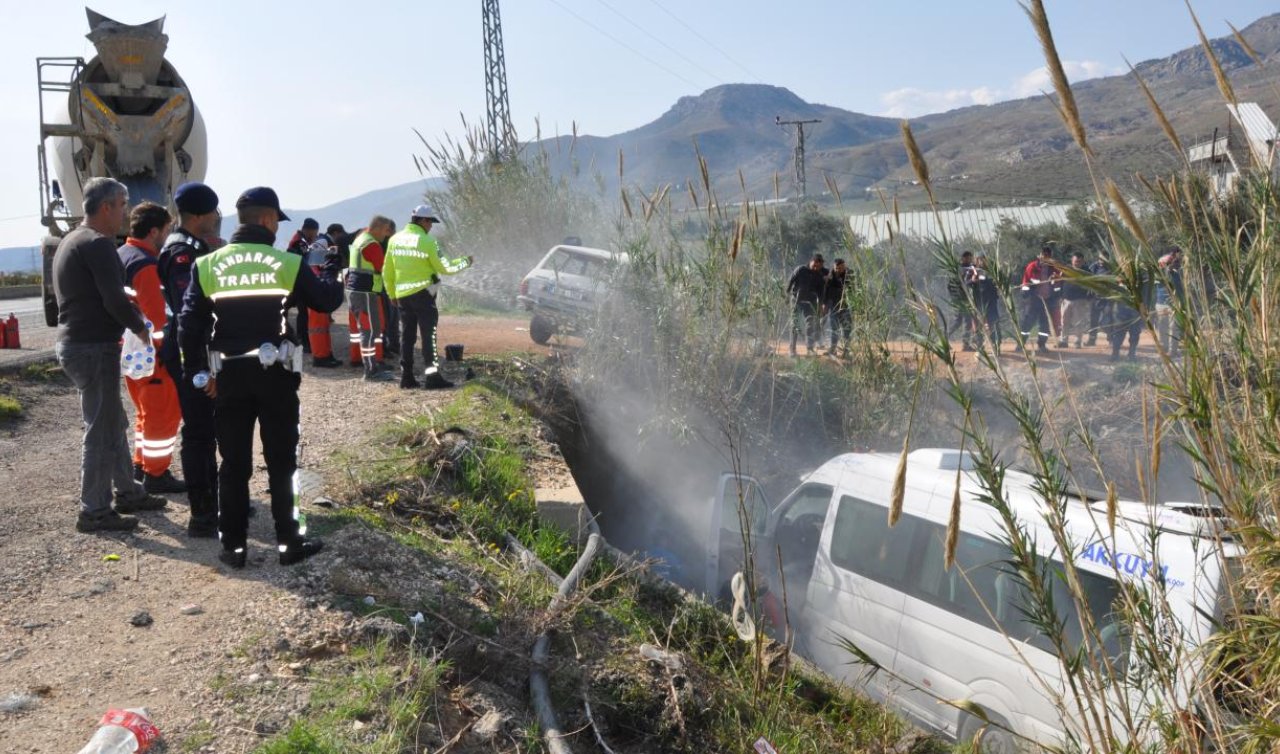  Mersin’de minibüsle otomobil çarpıştı: 1 ölü 13 yaralı