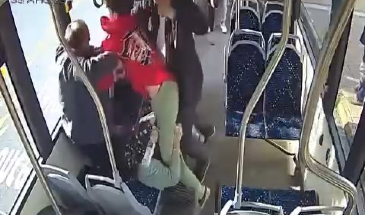 Okul müdürü ile oğlu belediye otobüsünde tartıştıkları çifti darbetti