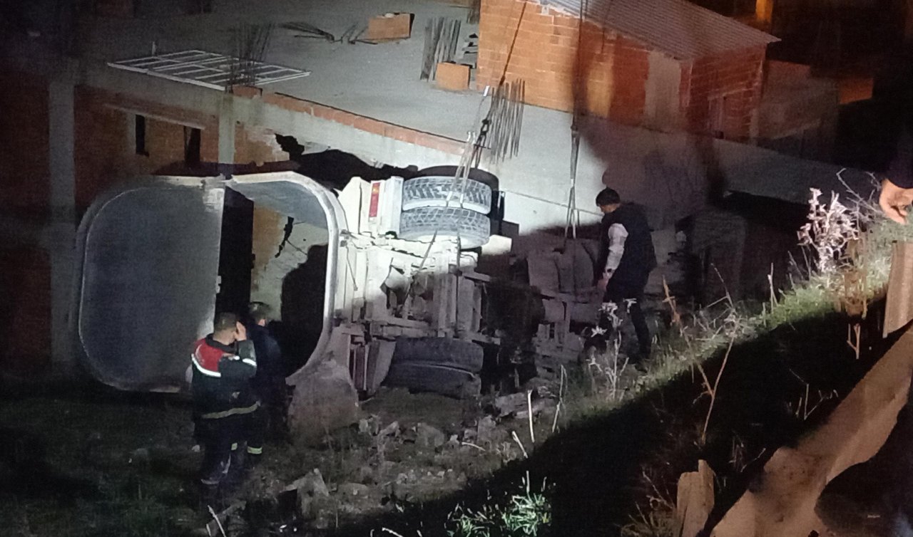 Freni boşalan kamyon eve girdi: 2 ölü