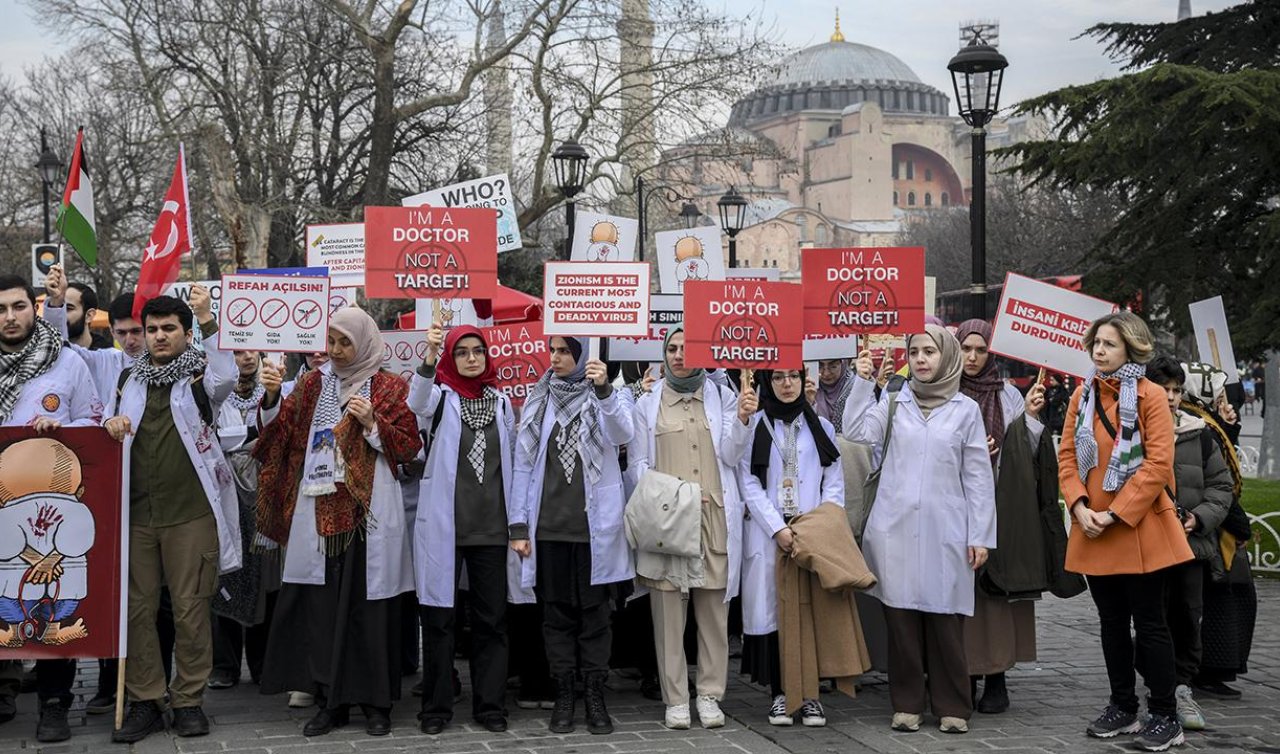 Sağlıkçılardan Gazze’ye saldırılara tepki için sessiz yürüyüş
