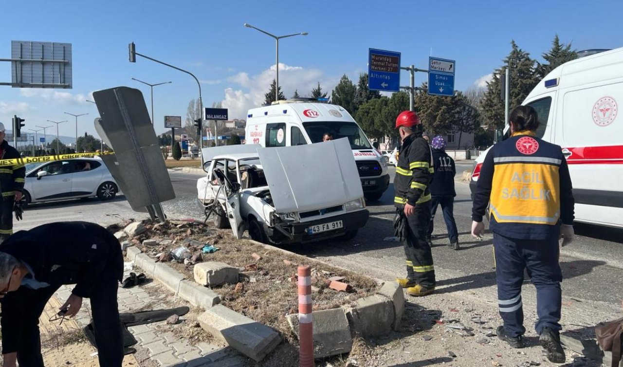  İki otomobil çarpıştı: 3 ölü, 2 yaralı