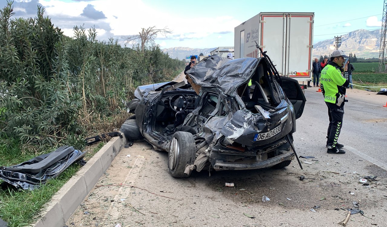Takla atan otomobil karşı şeride geçip işçi servisiyle çarpıştı: 2 ölü 14 yaralı