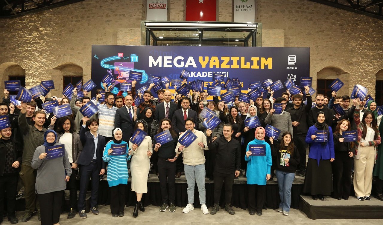 Başkan Kavuş MEGA Yazılım Akademisi’nin ilk mezunlarına sertifikasını verdi