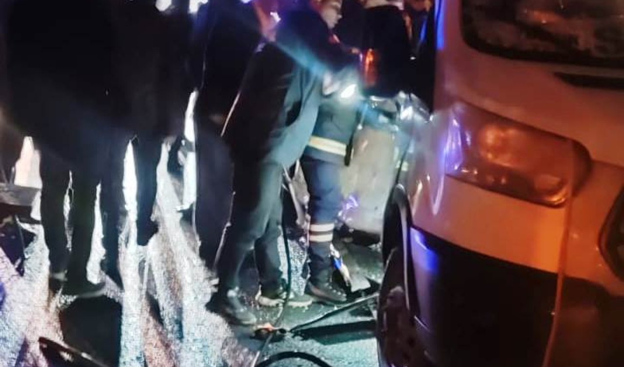 TIR ile öğrenci ve öğretmenlerin taşındığı minibüs çarpıştı: 7 yaralı