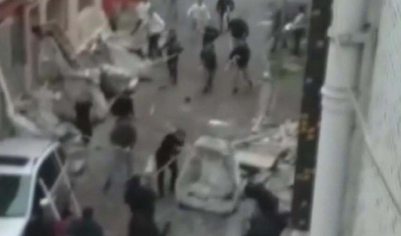Mahalleli ile kavga eden hurdacılar ortalığı ateşe verdi! Bütün hurdaları yaktı