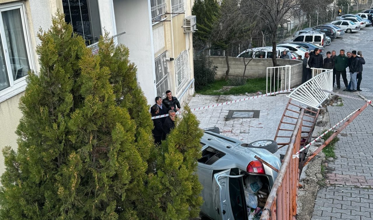 Otomobil küçük çocuğa çarpıp apartmanın bahçesine düştü 