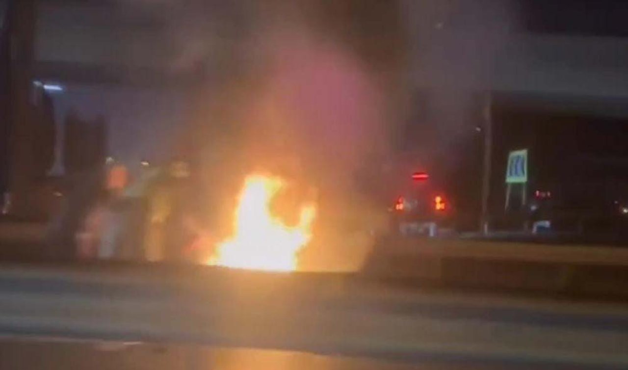 Taksi ile çarpışan motosiklet alev alev yandı: 2 yaralı