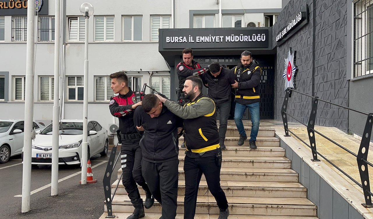 Kavga ettikleri husumetlilerinin evine ateş açıp 2 kişiyi vurdular