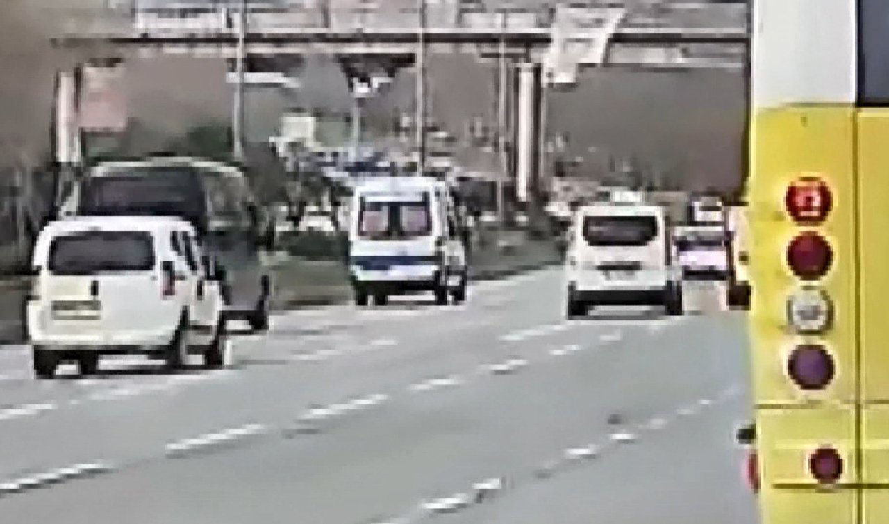 Trafikte makas atan sürücü felaketi getirdi: Ambulans önüne savrulan otomobile çarptı! 