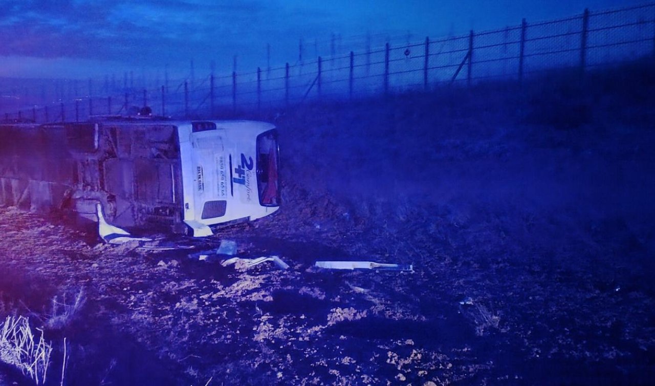 Yolcu otobüsü şarampole devrildi: 15 yaralı var