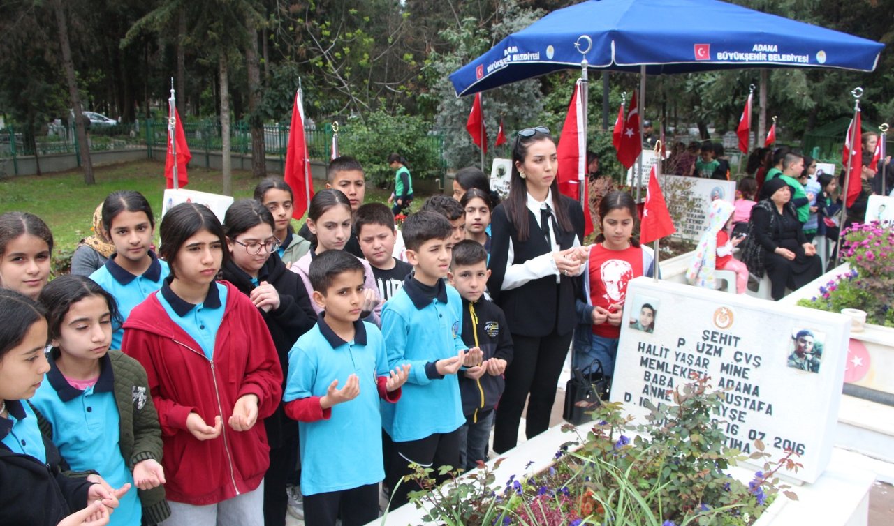 Okullarına ismi verilen şehitlerin mezarlarında dua ettiler