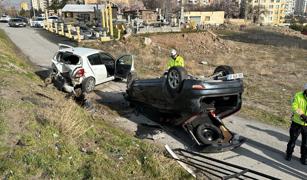  Yaya geçidinde 2 otomobilin çarpışması sonucu sürücüler yaralandı