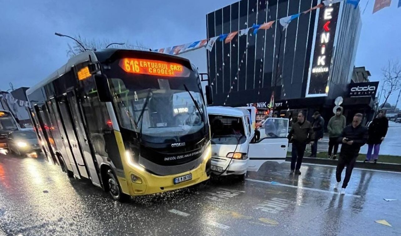 Yola kontrolsüz çıkan minibüs özel halk otobüsü ve motosiklete çarptı: 3 yaralı