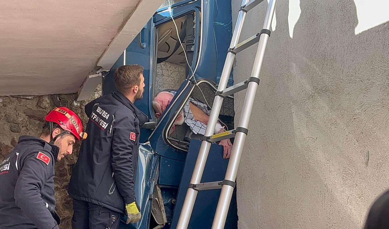 Bina ile istinat duvarı arasına düşen otomobilin sürücüsü kurtarılamadı