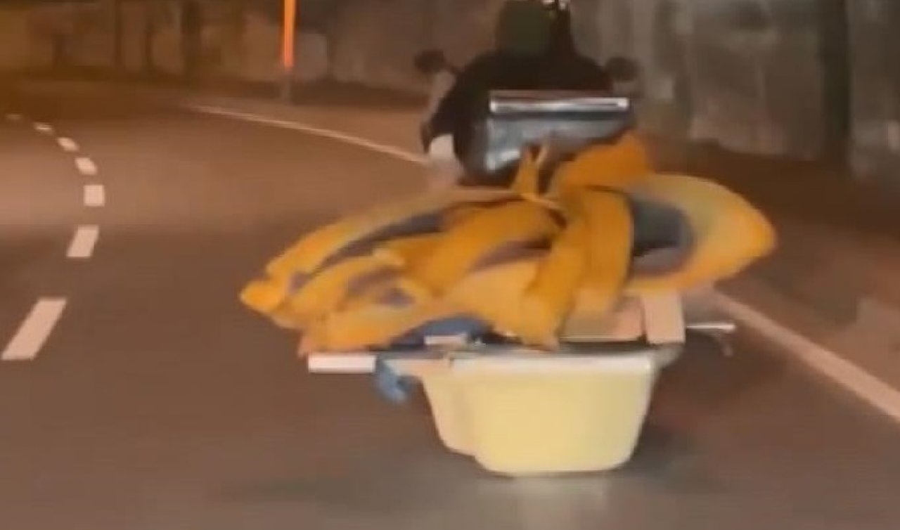 Trafikte görenler şok oldu! Banyo küvetiyle eşya taşıdı