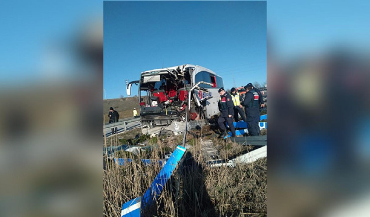 Kontrolden çıkan yolcu otobüsü bariyerlere çarptı: 14 yaralı