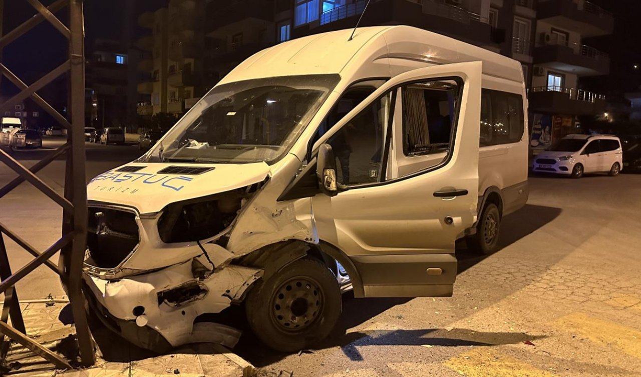 Otomobille minibüs çarpıştı: 4 yaralı