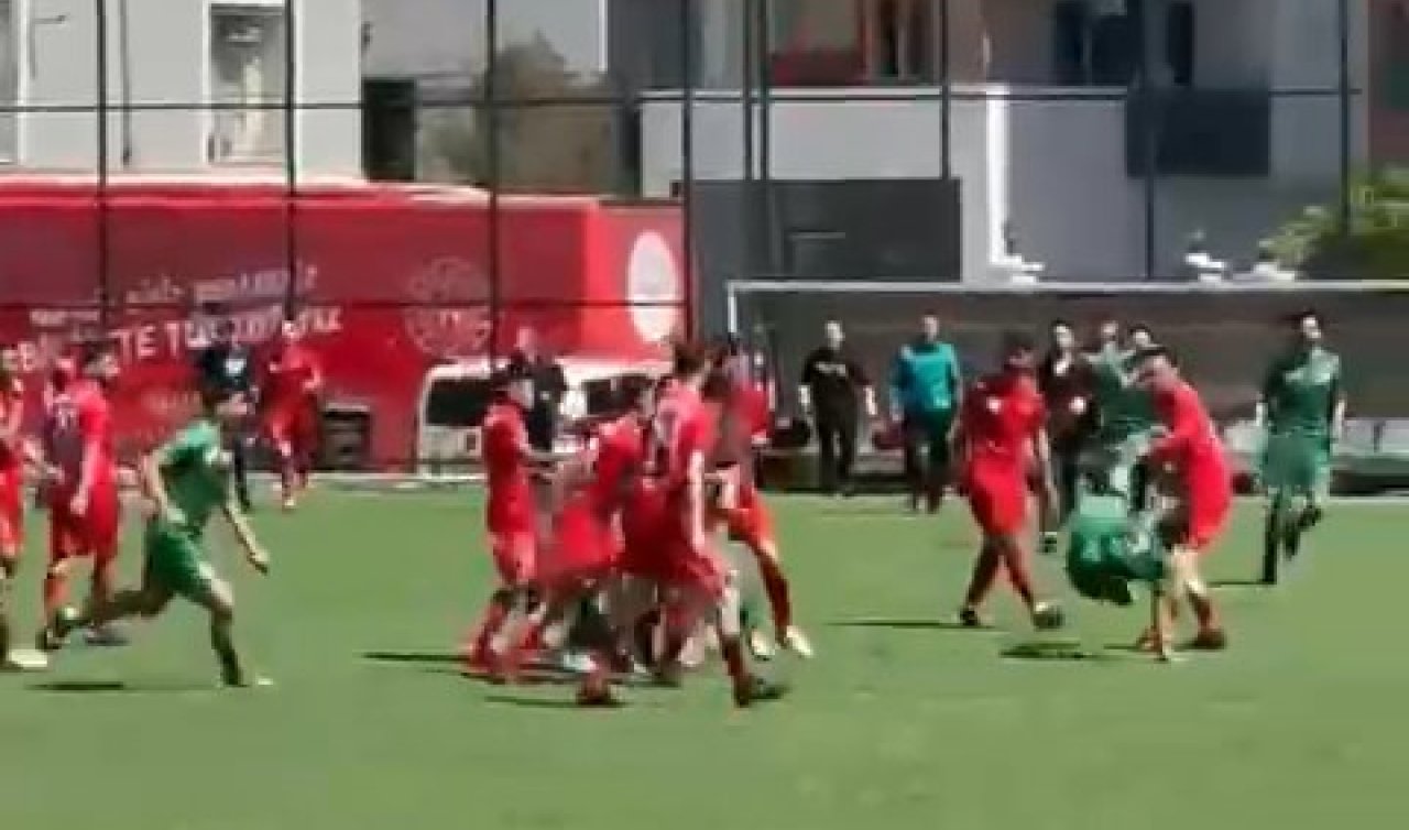 Futbol turnuvasında oyuncular birbirleriyle tekme tokat kavga etti 