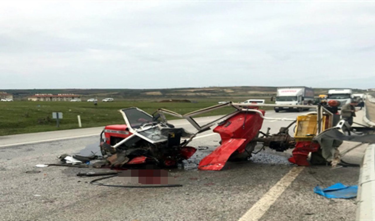  Minibüsle çarpışan traktörün sürücüsü öldü
