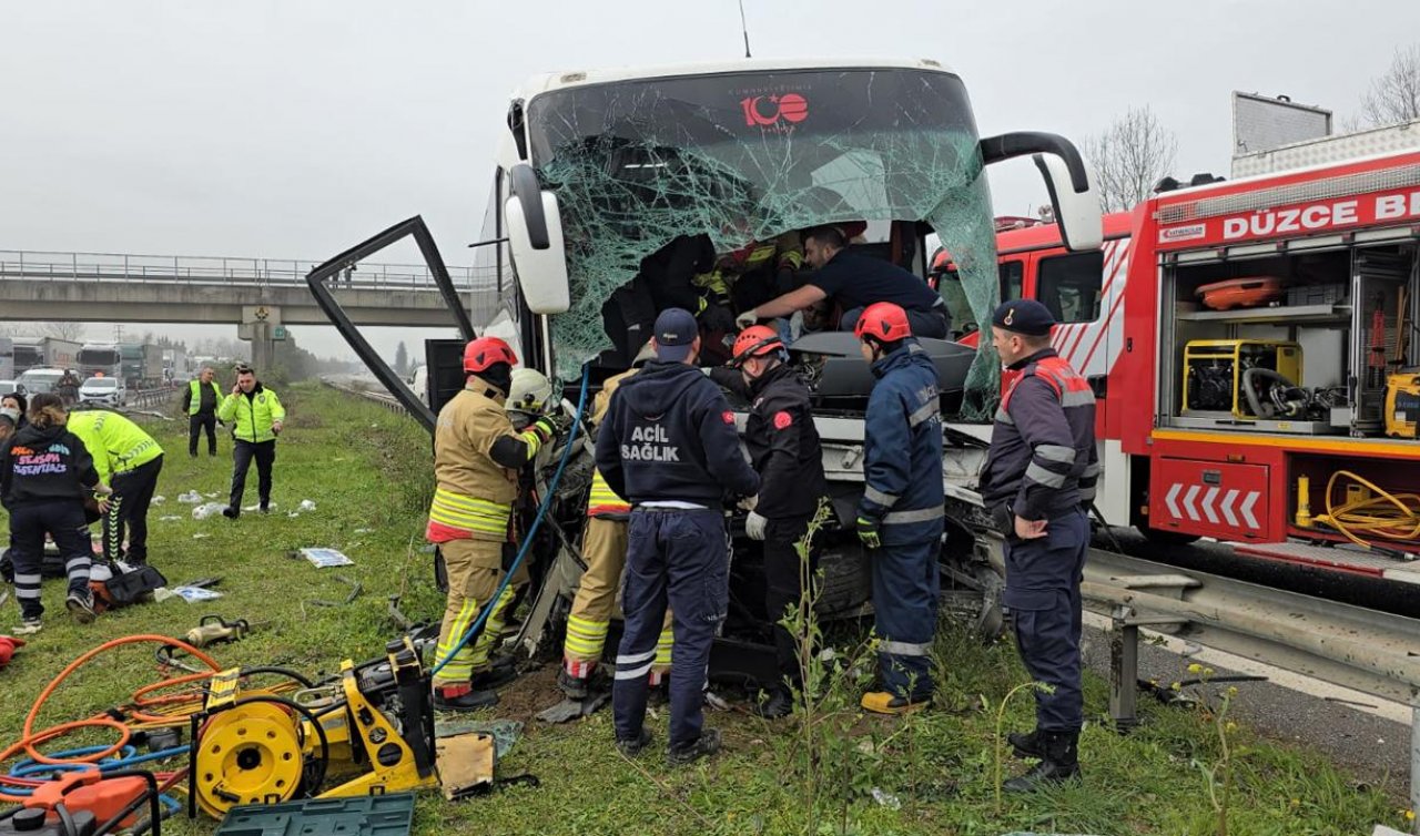  Otobüs bariyerlere çarptı: 17 yaralı