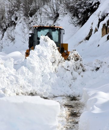 Kar yağışı nedeniyle kapanan 75 yoldan 24’ü açıldı