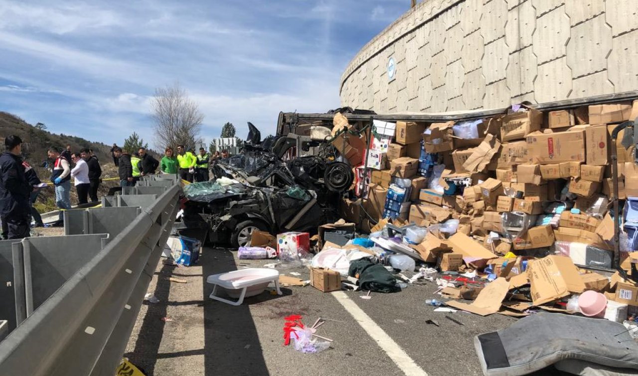 TIR otomobilin üzerine devrildi: 4 ölü 3 yaralı