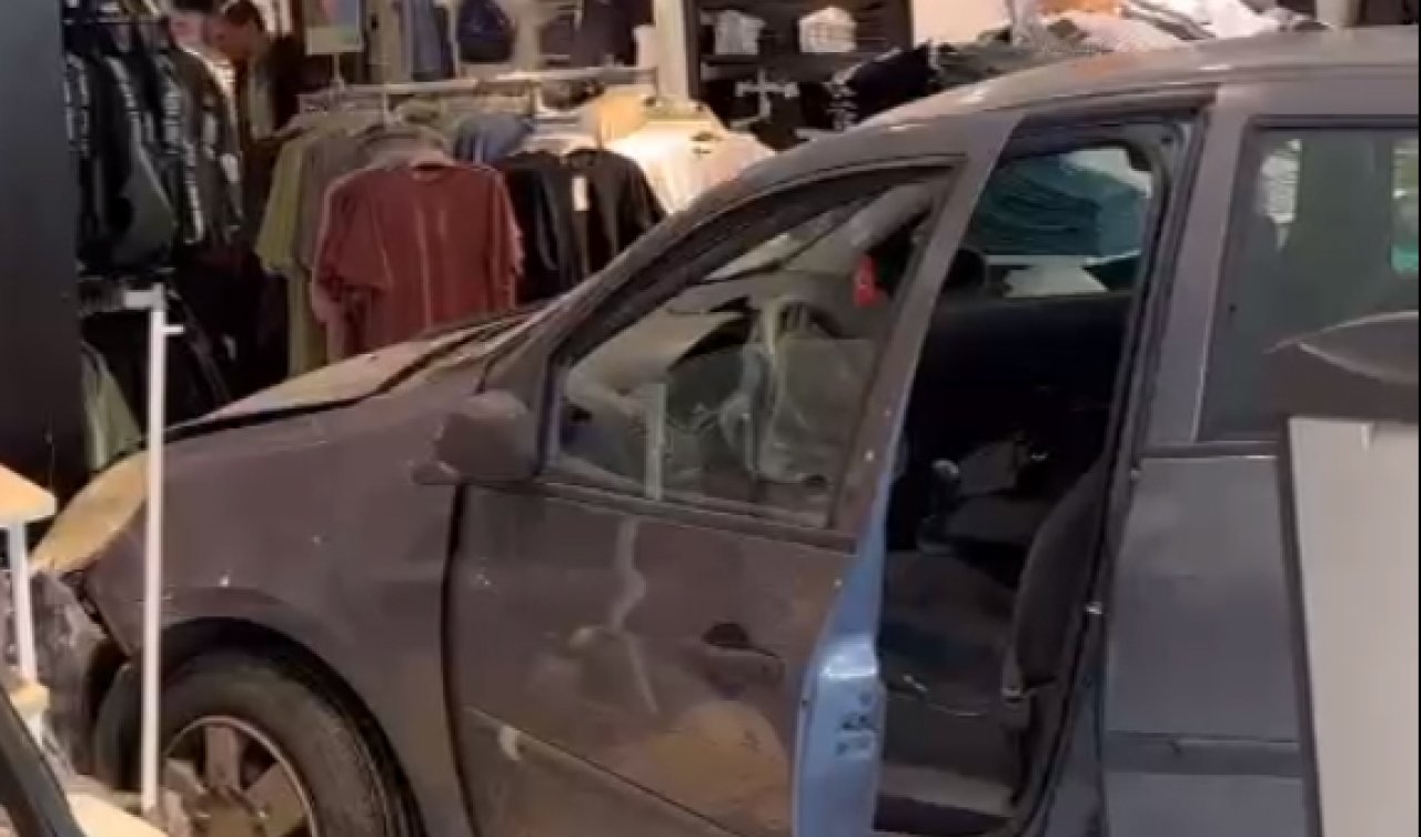  Direksiyon hakimiyetini kaybeden sürücü giyim mağazasına daldı! 