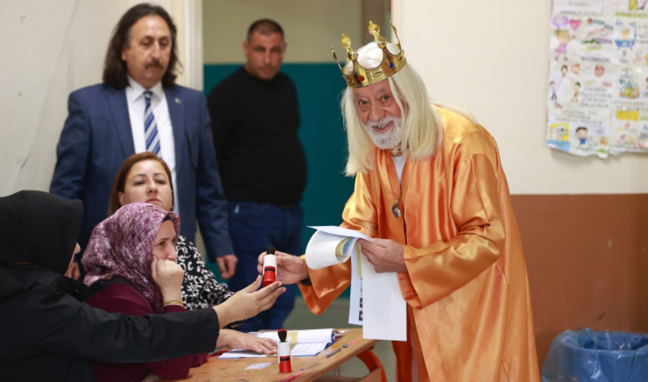 Yöresel kıyafet ve kral kostümüyle oy kullandılar!