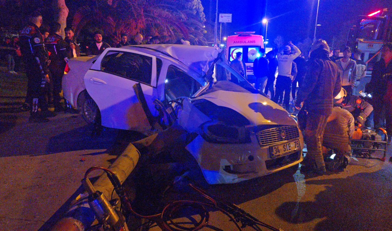 Otomobil aydınlatma direğine çarptı: Sıkışan yaralıları itfaiye kurtardı