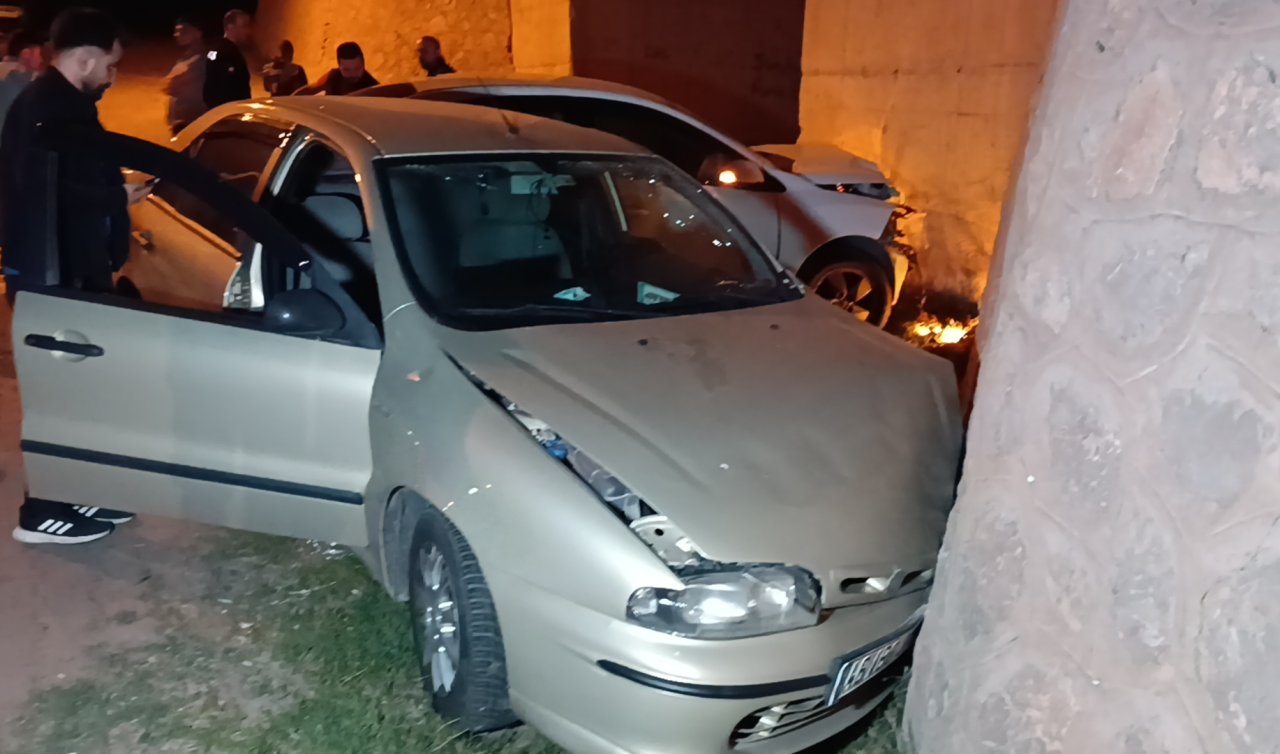  İki otomobil kafa kafaya çarpıştı; 2 yaralı