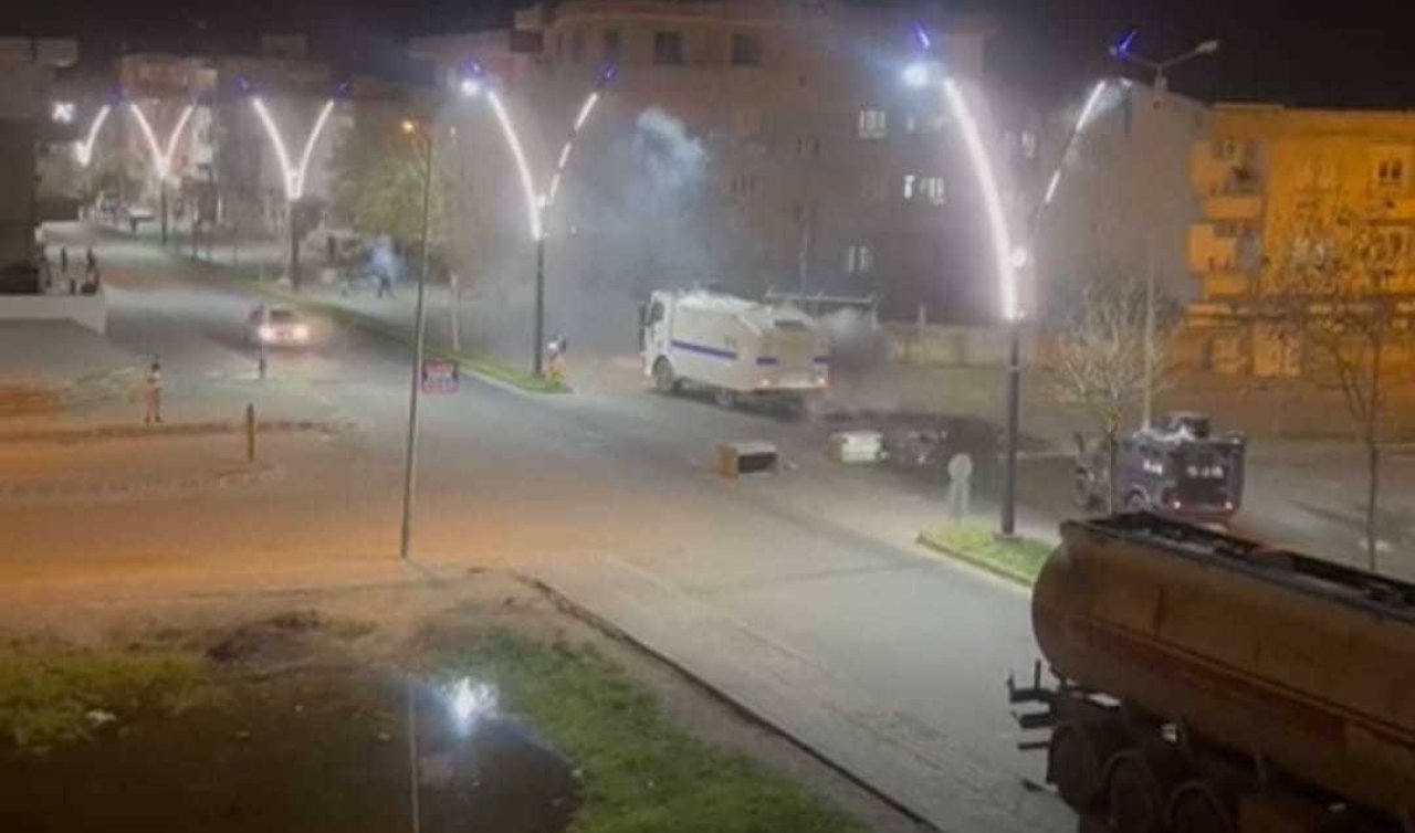 Yol kapatıp konteynerleri ateşe verdiler!  maskeli gruba polis müdahale etti