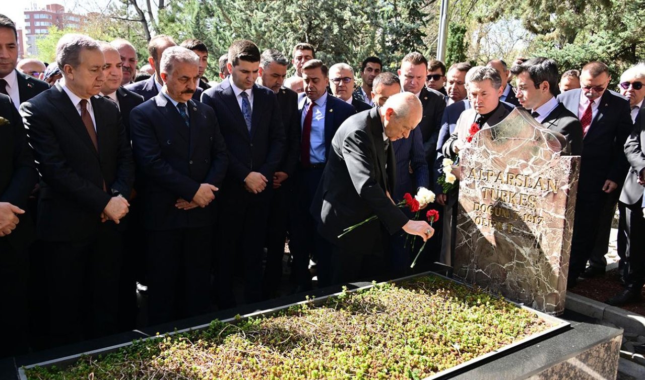 Bahçeli Alparslan Türkeş’in kabrini ziyaret etti
