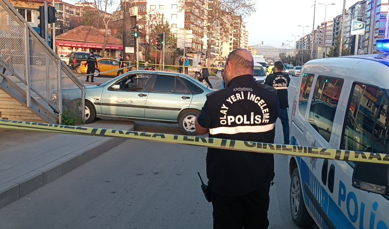 Otomobil kullanırken erkek arkadaşının boğazını bıçakla kesti!