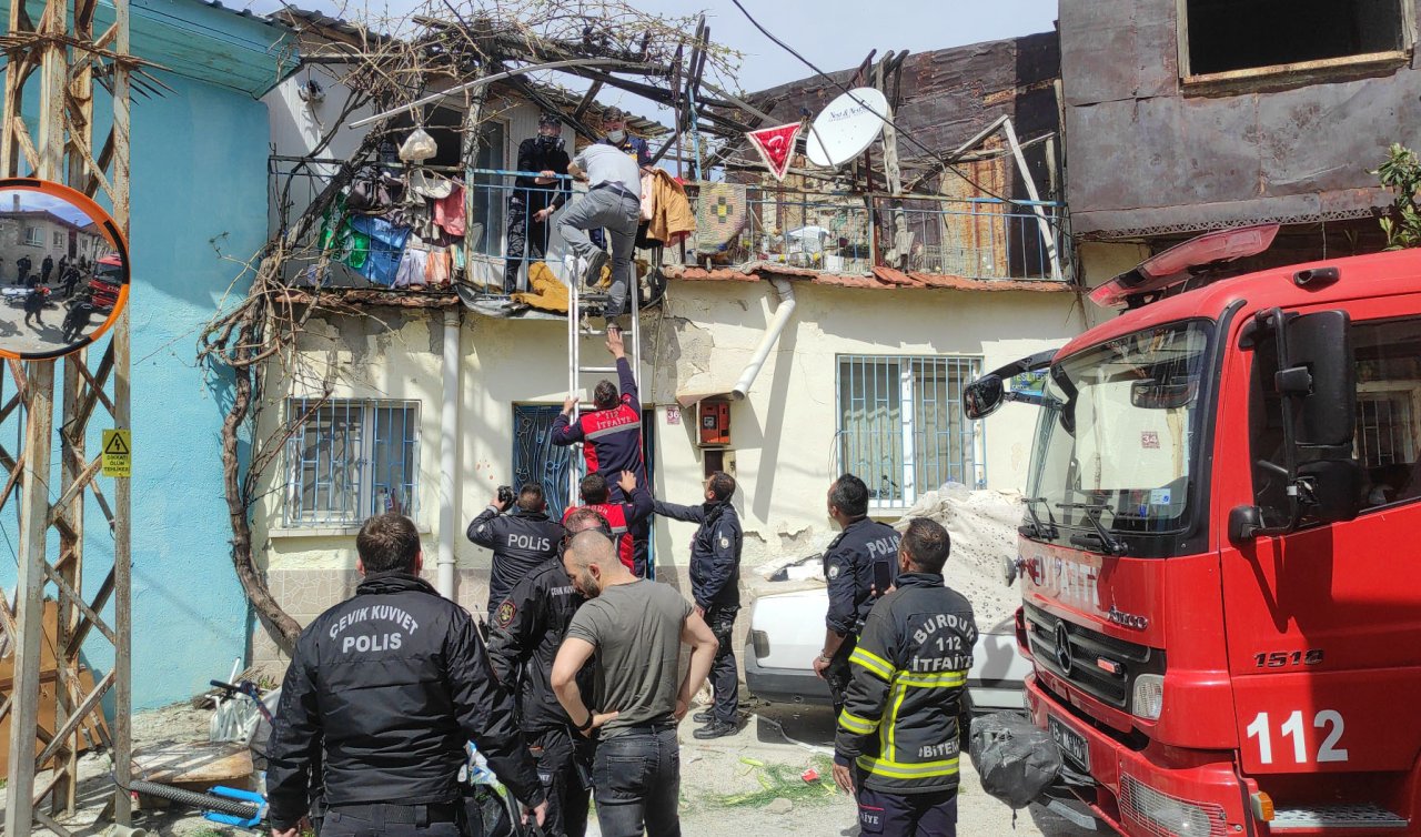  Eşyaları yola atıp kurusıkıyla ateş açtı: Eve giren 3 polisi yaraladı