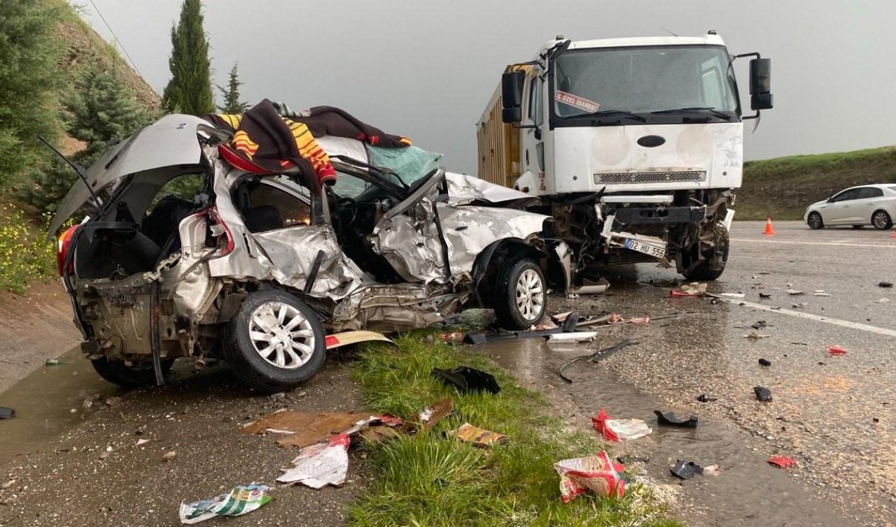 Otomobil ile kamyon çarpıştı: 2 ölü