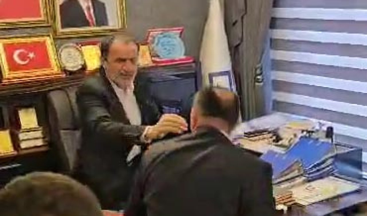 Seçimi kaybeden Yeniden Refahlı başkan devir- teslimde MHP’li milletvekiline çiçek fırlatıp küfretti!