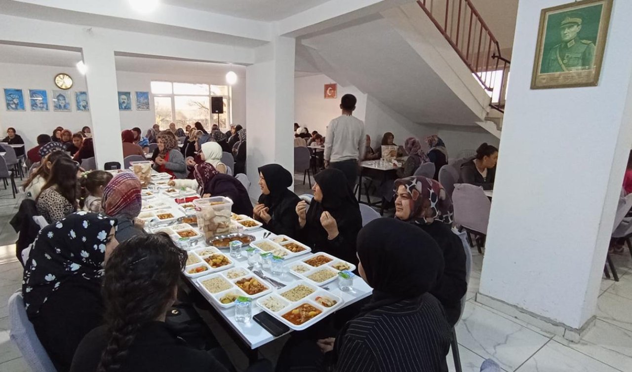 Ramazanda her gün 500 kişilik sofrayı imece usulü hazırladılar