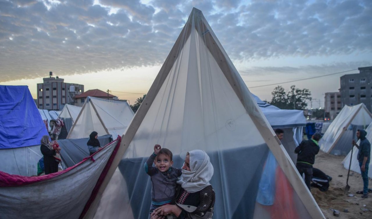 İsrail Refah’a sığınanları çıkarmak için 40 bin çadır satın alıyor