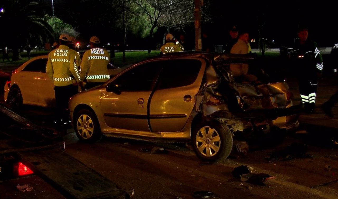 Yarışan 3 otomobilin sürücüsü zincirleme kazaya neden oldu: 5 yaralı