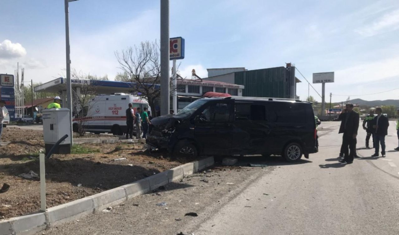 Minibüs ile hafif ticari araç çarpıştı: 15 yaralı
