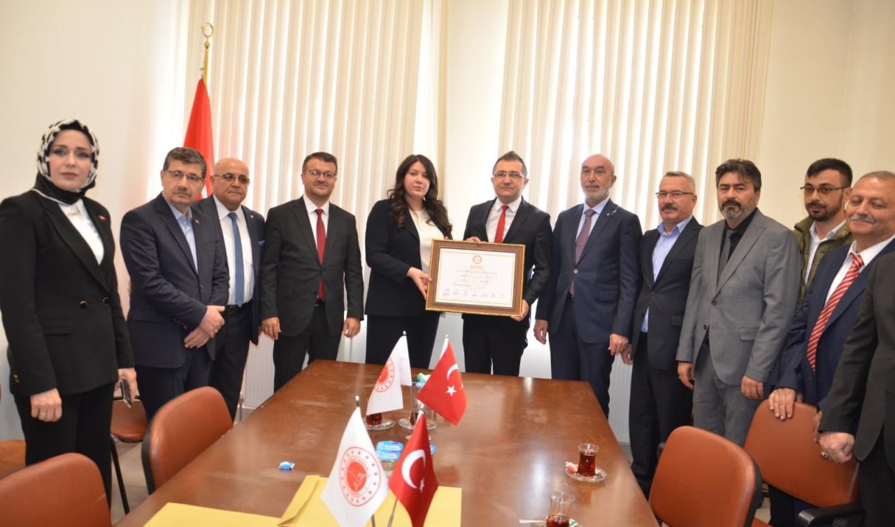 Karapınar Belediye Başkanı İbrahim Önal mazbatasını aldı