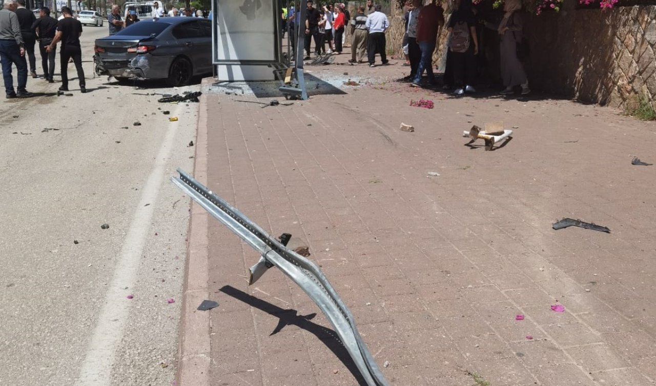 Otomobil otobüs durağına daldı: 2’si ağır 7 yaralı