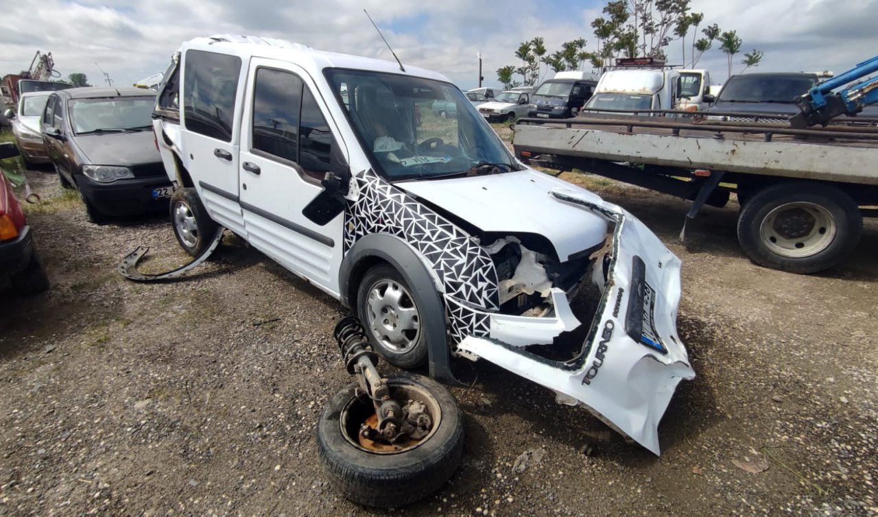Ehliyetsiz ve alkollü sürücü otomobiliyle hafif ticari araca çarptı: 1 ölü 2 yaralı