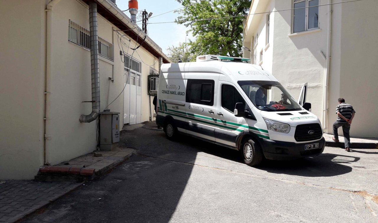 KAN DONDURAN OLAY! 14 yaşındaki kız tartıştığı babasını uyurken boğazını keserek öldürdü