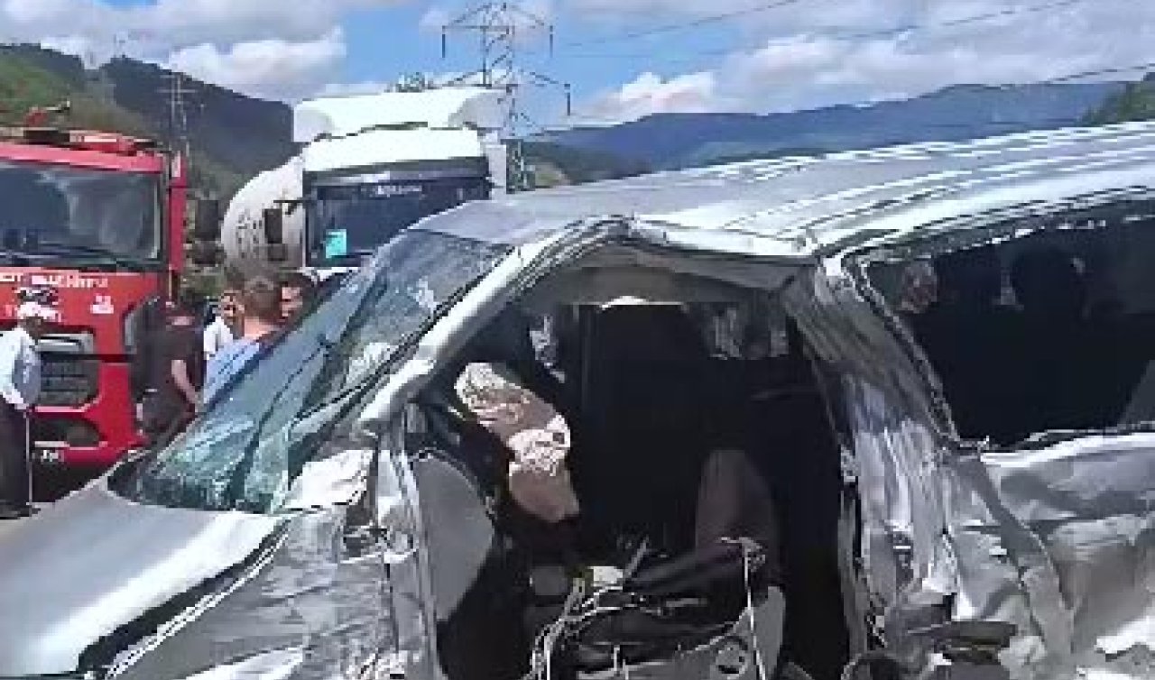 2 minibüs kafa kafaya çarpıştı; 11’i öğrenci 15 yaralı