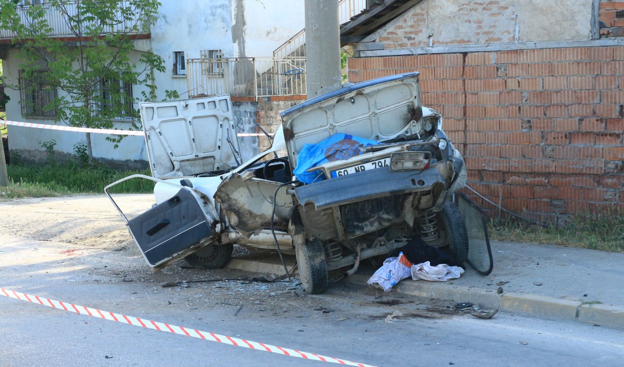 Elektrik direğine çarpan otomobil hurdaya döndü