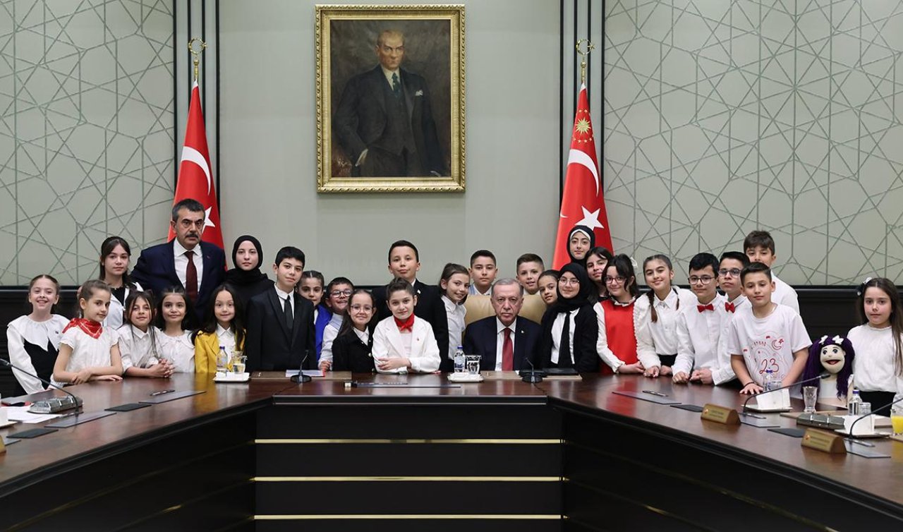  Cumhurbaşkanı Erdoğan Bakan Tekin ve beraberindeki çocukları kabul etti